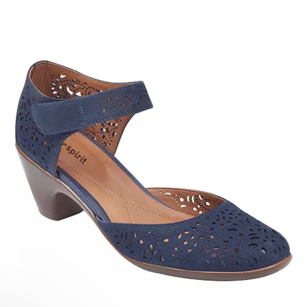 Easy Spirit
Women's Cindie Round Toe Dress Pumps
Color:Navy Leather
Size: 7.5 M
